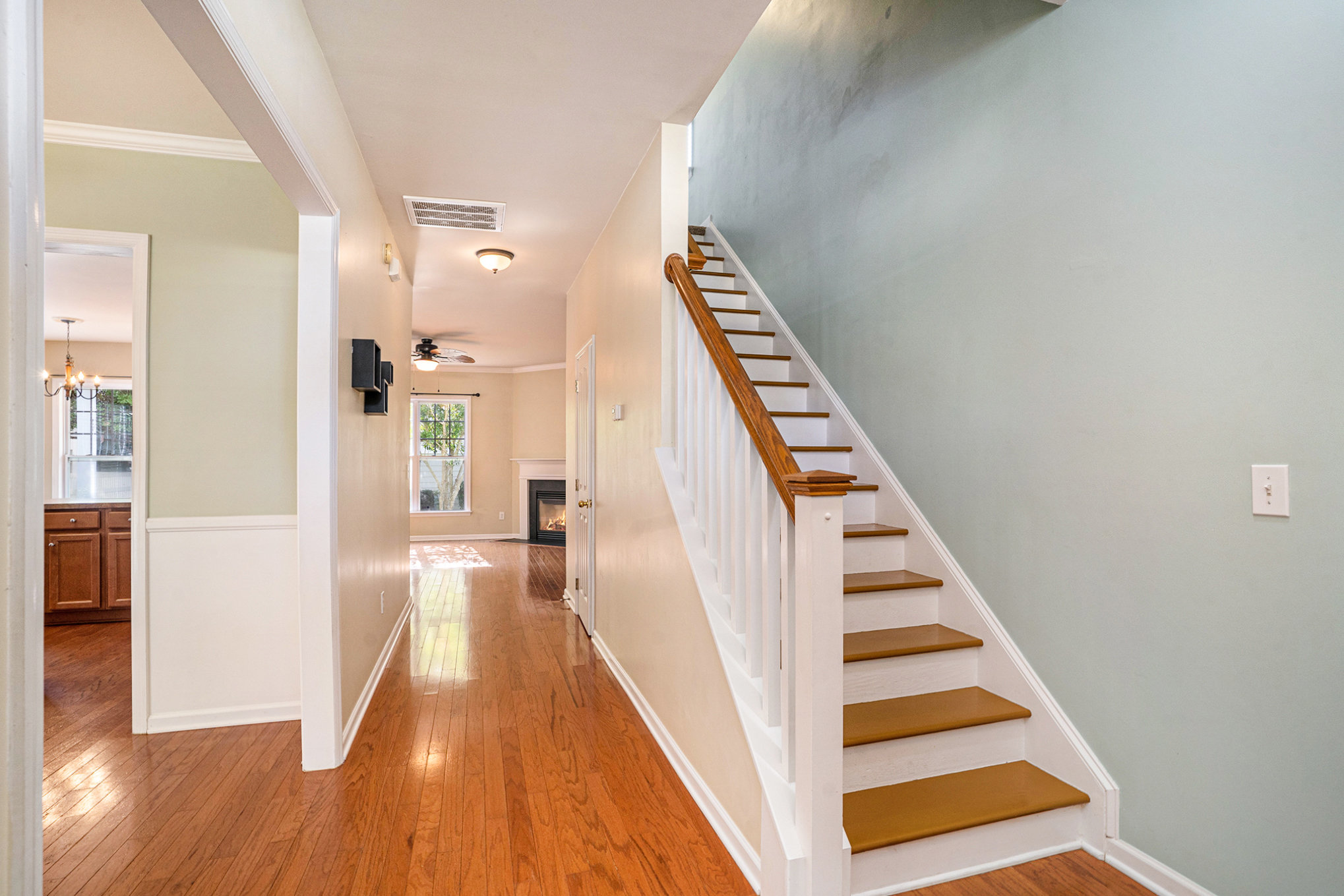 103 Blue Bonnet St - Entry Hallway