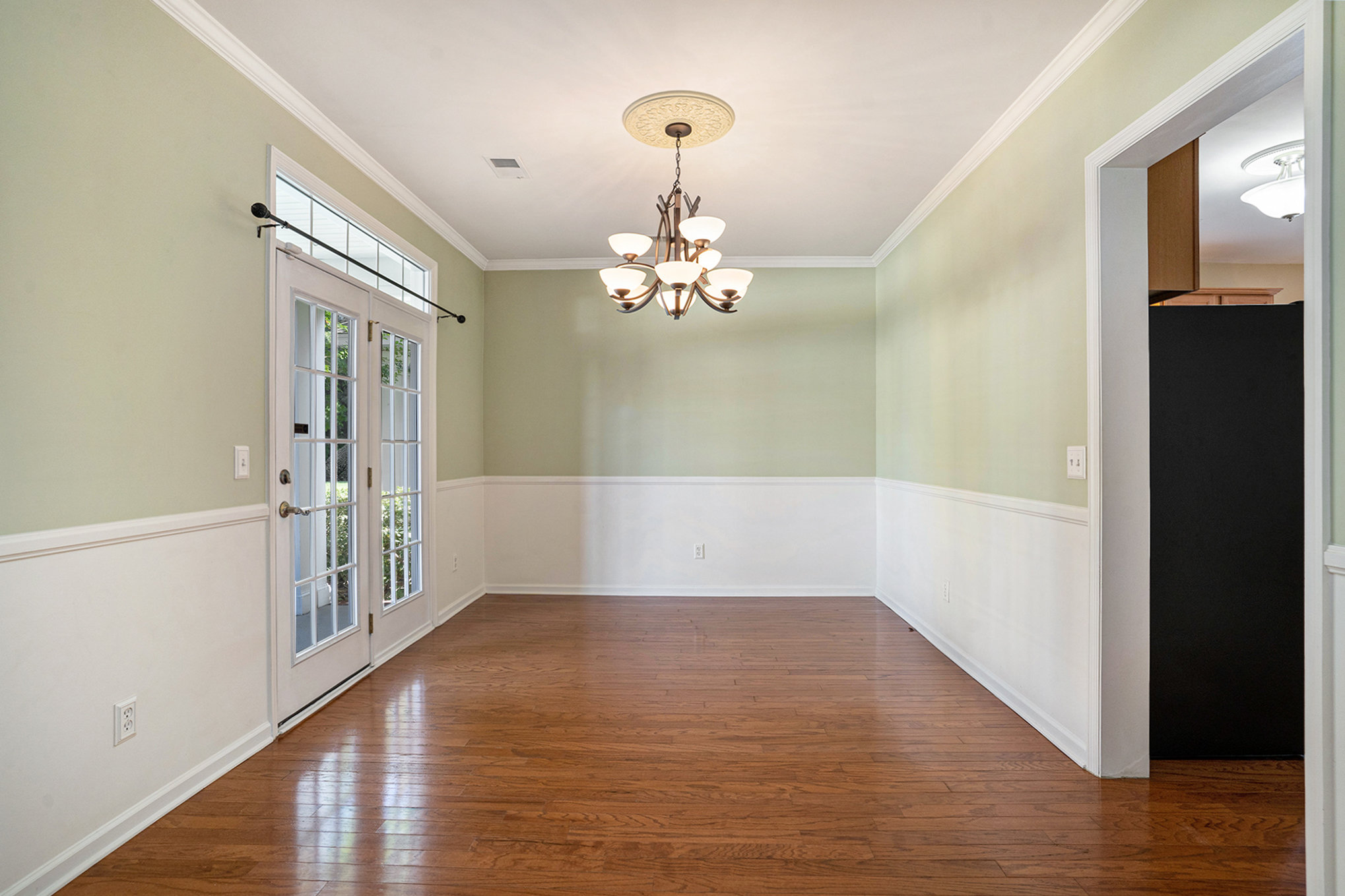 103 Blue Bonnet St - Dining Room with access to covered patio