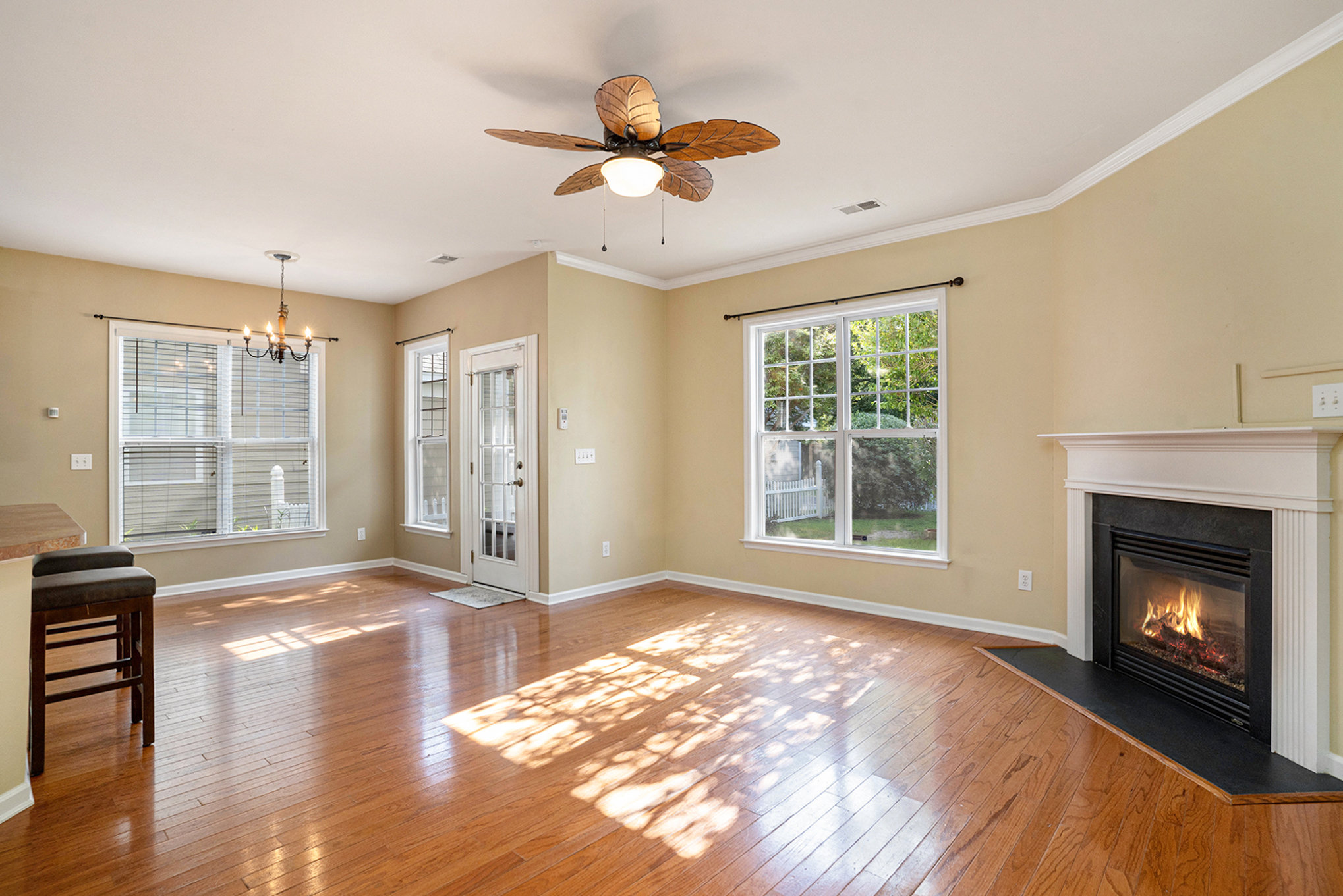 103 Blue Bonnet St - Living Room